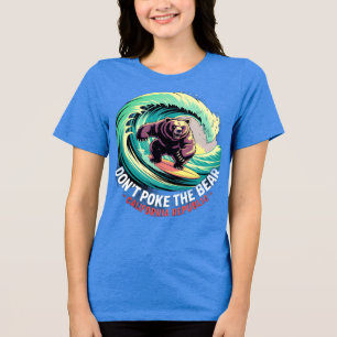 Triblenda República de California portando camiseta gráfica 