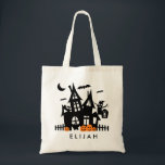 Trick De Halloween Halloween En Casa O Bolsa De Li<br><div class="desc">Cute Halloween obsesionó la bolsa de diseño de la casa,  personalizada con el nombre del niño. Estas bolsas de lona reutilizables son una gran inversión única y pueden utilizarse año tras año. Vea todos nuestros diseños de bolsos de truco o de regalo aquí:</div>