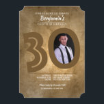 trigésimo Invitación de la foto del cumpleaños<br><div class="desc">Celebre en estilo con esta invitación del fondo del grunge en oros y broncee con un número hermoso 30. El centro cero se corta que forma una ventana de la foto para su foto preferida. (Diseñado por Freepik). La tarjeta es fácil de modificar para requisitos particulares con su fraseología, color...</div>