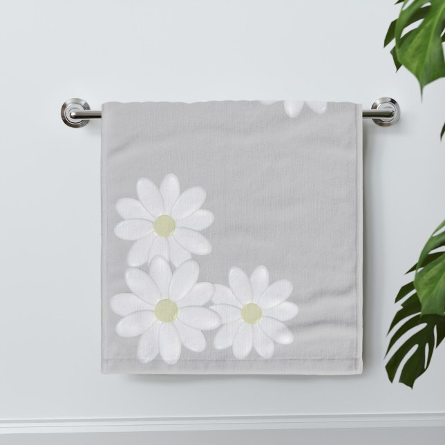 Trío de Daisies Blancos Toalla de Mano Gris Plata (A pretty daisy hand towel in soft grey. Check out the collection for coordinating bathroom products)