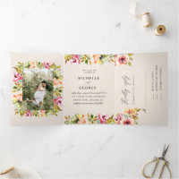 Invitación de boda de tres solapas con flores de J