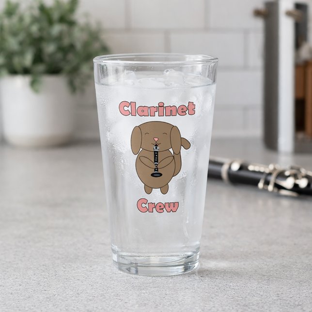 Tripulación de Clarinete Adorable Cachorro Marrón  (A glass with a cute dog playing the clarinet and the words clarinet crew in pink letters.)