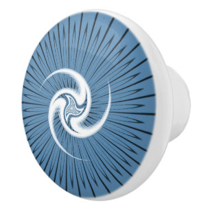 Triskelion blanco sobre la espiral azul del pomo c