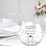 Trofeo 60.º aniversario de los bodas de diamantes cisnes<br><div class="desc">Dos hermosos cisnes enamorados doblando la cabeza juntos y formando un corazón. Decorado con diamantes falsos. Blanco y elegante fondo, perfeccionador para el aniversario de un boda de diamantes! Una pareja de cisnes se queda unida de por vida, así que son el símbolo perfecto del amor. Con el texto: 60º...</div>
