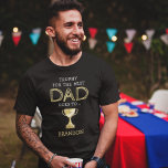 Trofeo a la mejor camiseta de papá<br><div class="desc">Camiseta del día del padre de Guay que muestra el dicho "trofeo para el mejor papá al... ", el nombre de los papás, y un trofeo de oro con el dicho "te amo" en la placa. ¡Un regalo lindo para un padre o un padrastro en su cumpleaños o en el...</div>