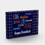 Trofeo FELIZ HANUKKAH Alegría paz HEBREW Personalizado Az<br><div class="desc">Este es un colorido PREMIO ACRÍLICO festivo con una Estrella gris plateada de David en un sutil patrón contra un fondo azul medianoche. Las palabras LOVE JOY PEACE, incluidas sus traducciones en hebreo, están codificadas en blanco, azul y naranja. El texto es personalizable en funda que desea cambiar cualquier cosa....</div>