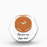 Trofeo Personalizar de este gráfico de Bagel<br><div class="desc">Añade un lema o nombre para crear un regalo personalizado con un tema de bagel. La imagen muestra un anillo de pan lleno de lechuga,  carne y tomate.</div>