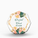 Trofeo rosas geométricos de boda florals de coral oro<br><div class="desc">Un premio a la moda para un boda. Con un marco geométrico en forma de hexágono de oro falso. Decorada con rosas polvorientos de color agua en ramas de olivo blancas, corales y verdes. Elegante fondo blanco. Plantillas para los nombres de la novia y del novio y la fecha del...</div>