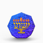 Trofeo Yeshua Menorah<br><div class="desc">Este premio al acrílico Yeshua Menorah se verá hermoso en su biblioteca o escritorio.  Haría un encantador regalo a un compañero creyente.  Podría ser un buen comienzo de conversación en tu escritorio en el trabajo.</div>