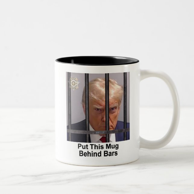 Trump Mug "Pon esta taza tras las rejas" (Derecha)