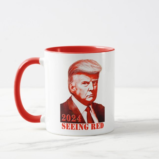 Trump ve el disparo de una taza no oficial roja a  (Izquierda)
