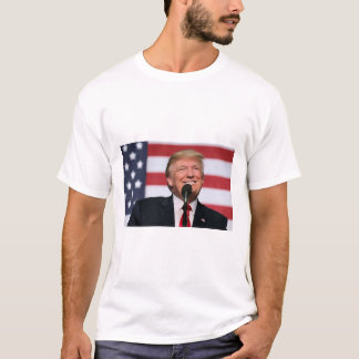 Trump y una camiseta con bandera