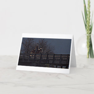 "TU DÍA ESPECIAL" HOMBRE CON TARJETA DE CUMPLEAÑOS