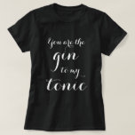 Tú eres el motor de mi camiseta tipográfica tónica<br><div class="desc">Tú eres el motor de mi camiseta tipográfica tónica. Cita divertida para hombres y mujeres, recién casados, parejas, novios, etc. Aniversario, compromiso o fiesta de bodas favorecen la idea de regalo para amigos y familia. Humor de alcohol. Plantilla de tipografía de caligrafía de escritura con estilo. También es divertido como...</div>