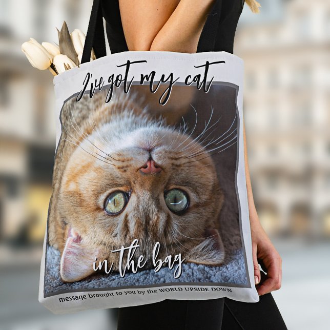 Tu gracioso gato fotográfico en la bolsa de bolsos (Tote bag featuring your custom cat (or other) photo and (funny or other) texts on neutral grey blue)