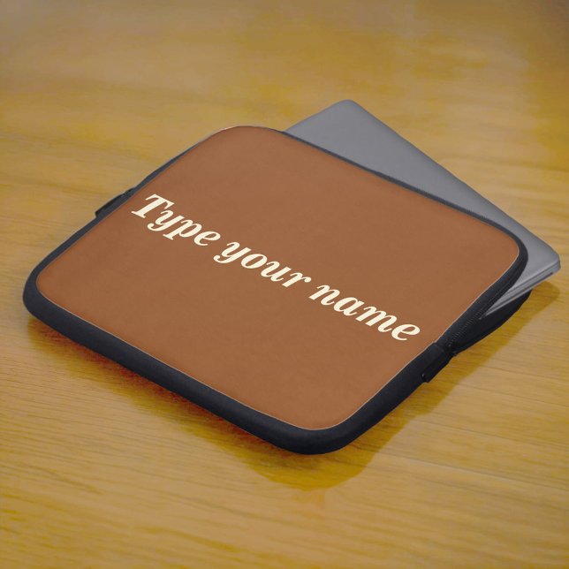 Tu nombre en funda para portátil marrón (Brown laptop sleeve with your name)