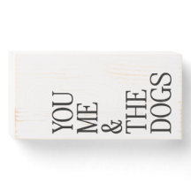 Tu, Yo, Y El Rótulo De La Caja De Madera De Perros