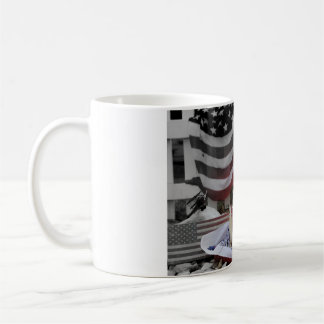 Tucker lleva la taza de café de América de las