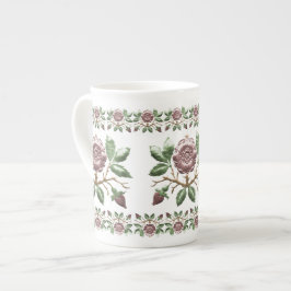 Tudor subió la taza del té de la porcelana