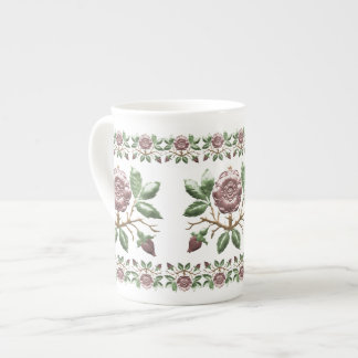Tudor subió la taza del té de la porcelana