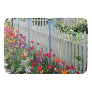 Tulipanes a lo largo de la alfombra blanca