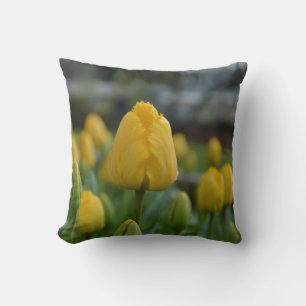 Tulipanes amarillos en el Cojín decorativo de camp