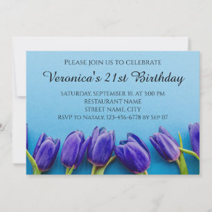 Tulipanes azules en una invitación de fondo azul