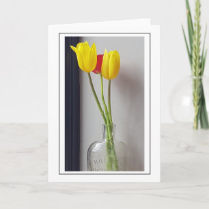 Tulipanes en una tarjeta de saludo con jarrón