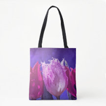 Tulipanes hermosos en una bolsa de asas