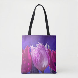 Tulipanes hermosos en una bolsa de asas