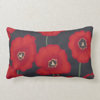Tulipanes rojos brillantes en negro, almohadas del