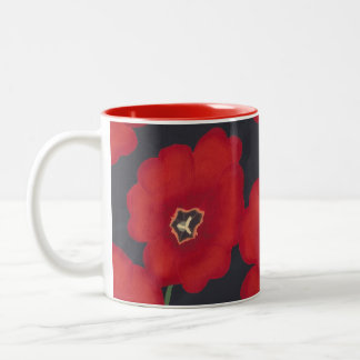 Tulipanes rojos brillantes sobre negro, Tazas