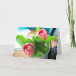 Tulipanes rosados de escritorio en una tarjeta de 