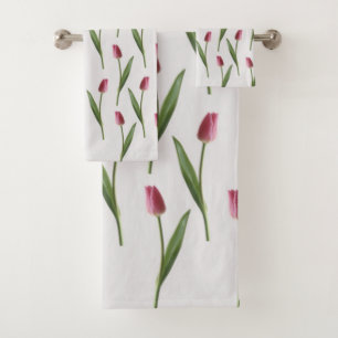 Tulipanes rosados en el lateral del juego de toall