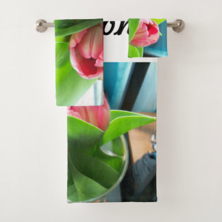 Tulipanes rosas en un juego de toallas de baño