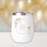 Tumblador de vino de ducha de novia<br><div class="desc">Celebre con estilo con nuestra ducha nupcial sin tallo de vino, con la elegante crema y el color canela de nuestra elegante colección de Perlas y Ducha Bridal Prosecco. Este tumbler combina la practicidad con el diseño sofisticado, lo que lo convierte en una adición perfecta a tu aventura de brunch...</div>