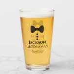 Tumbler de vidrio de favor de bodas de Groomsman<br><div class="desc">Este divertido vaso de vidrio o vaso de cerveza es diseñado como un regalo o un favor para los Groomsmen de su boda. Presenta una imagen de una corbata negra con tres botones. El texto dice "Groomsman" y tiene un espacio para su nombre, así como los nombres de la pareja...</div>