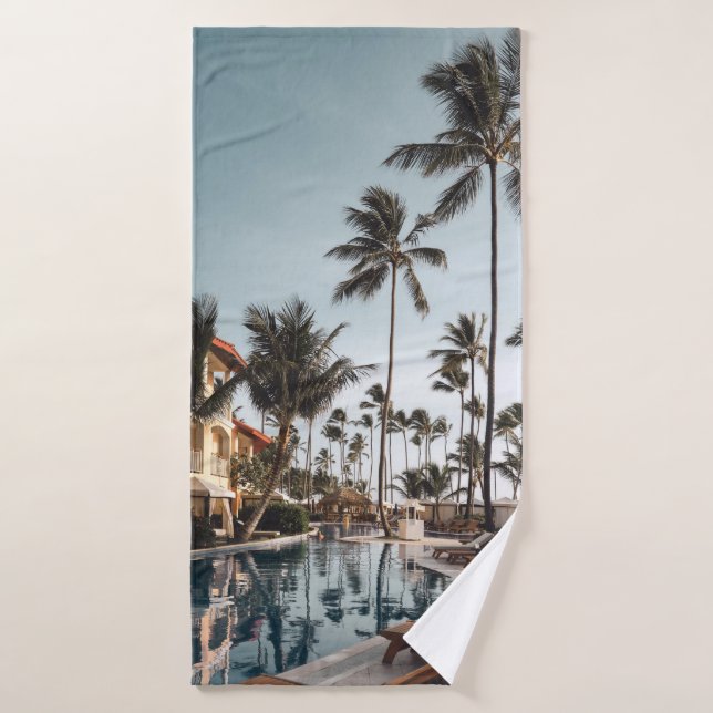 Tumbonas de madera marrón cerca de la piscina rode (Toalla de baño)