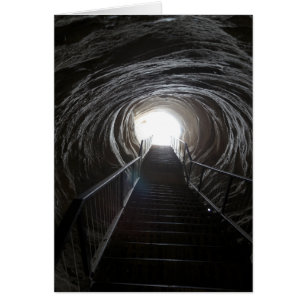 Túnel de cueva oscura