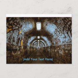 Túnel de tren con postal de graffiti