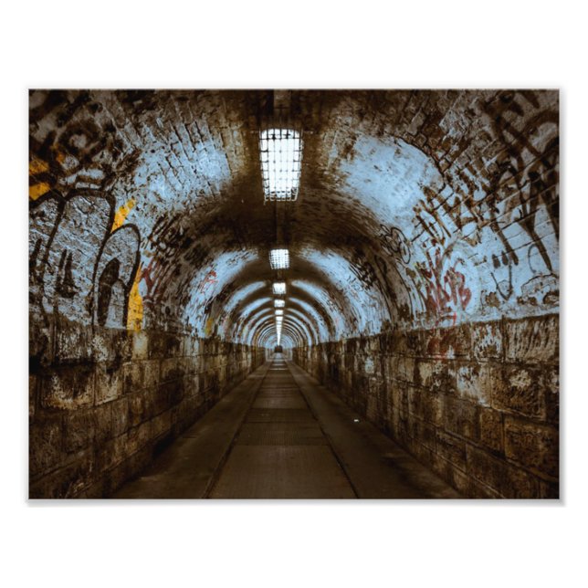 Túnel de tren ferroviario vacío con foto de graffi (Frente)