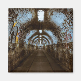 Túnel de tren vacío con imán de grafiti