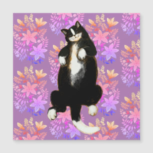 Tuxedo gato Dormido en cama de flores