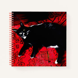 Tuxedo Kitty en cuaderno de espiral de la alfombra