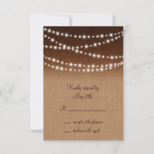Twinkle ilumina RSVP en la sombra de Burlap