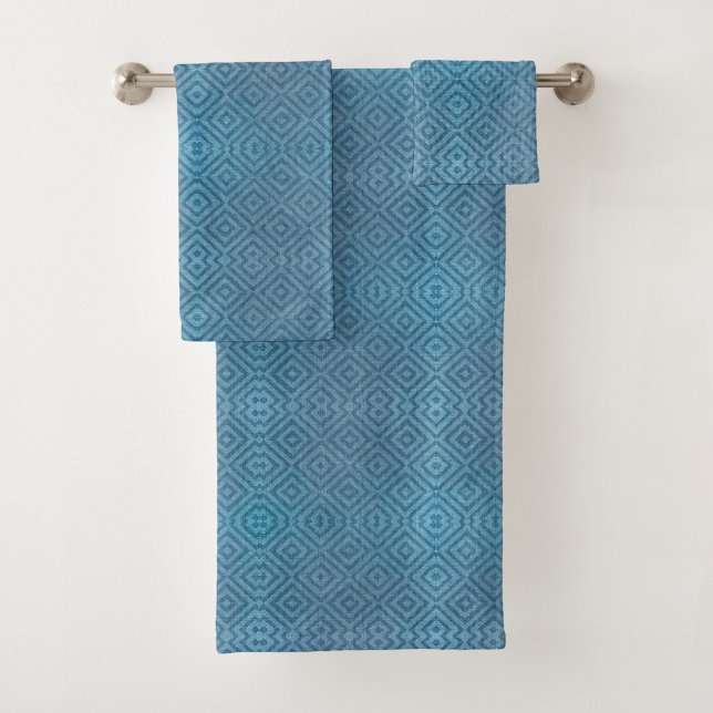 Two images of blue towels with a geometric diamond (Subido por el creador)