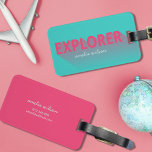 Typografía Etiqueta de bolsa del Explorador de tur<br><div class="desc">Para el explorador del mundo; exprésate y deja que tu equipaje se destaque del resto en la reclamación de equipaje con esta negrita marca de tipografía turquesa y rosa con la palabra "Explorer" con una larga sombra que se desvanece. Personalice esta etiqueta con su información y para obtener más opciones...</div>
