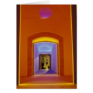 UE, España, Barcelona. Puerta iluminada cerca de P