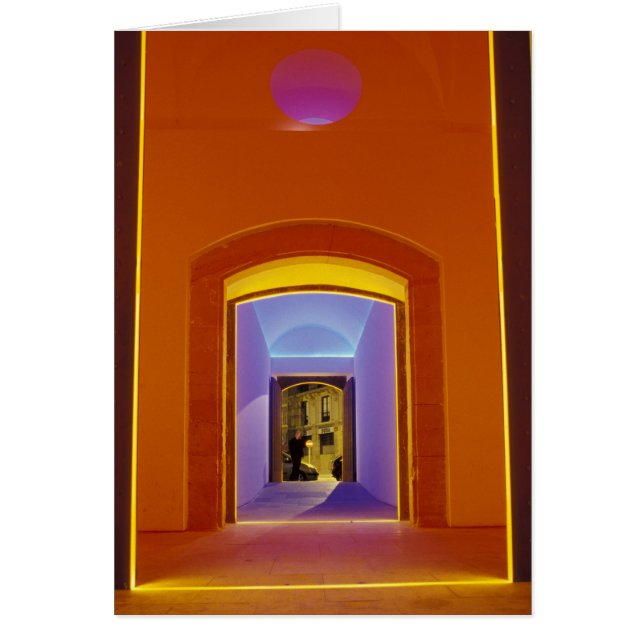 UE, España, Barcelona. Puerta iluminada cerca de P (Frente)
