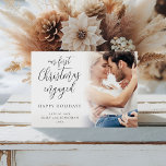 Última Navidad moderna en la superposición de foto<br><div class="desc">Moderna Primera Navidad Comprometida Fotografía Superpuesta. Disponible digitalmente e impreso. Un diseño totalmente personalizable especialmente para celebrar la primera Navidad de la pareja feliz después de su compromiso. Un hermoso guión de caligrafía para el texto del encabezado. Personaliza fácilmente con tu saludo y nombres y reemplaza la foto de ejemplo...</div>